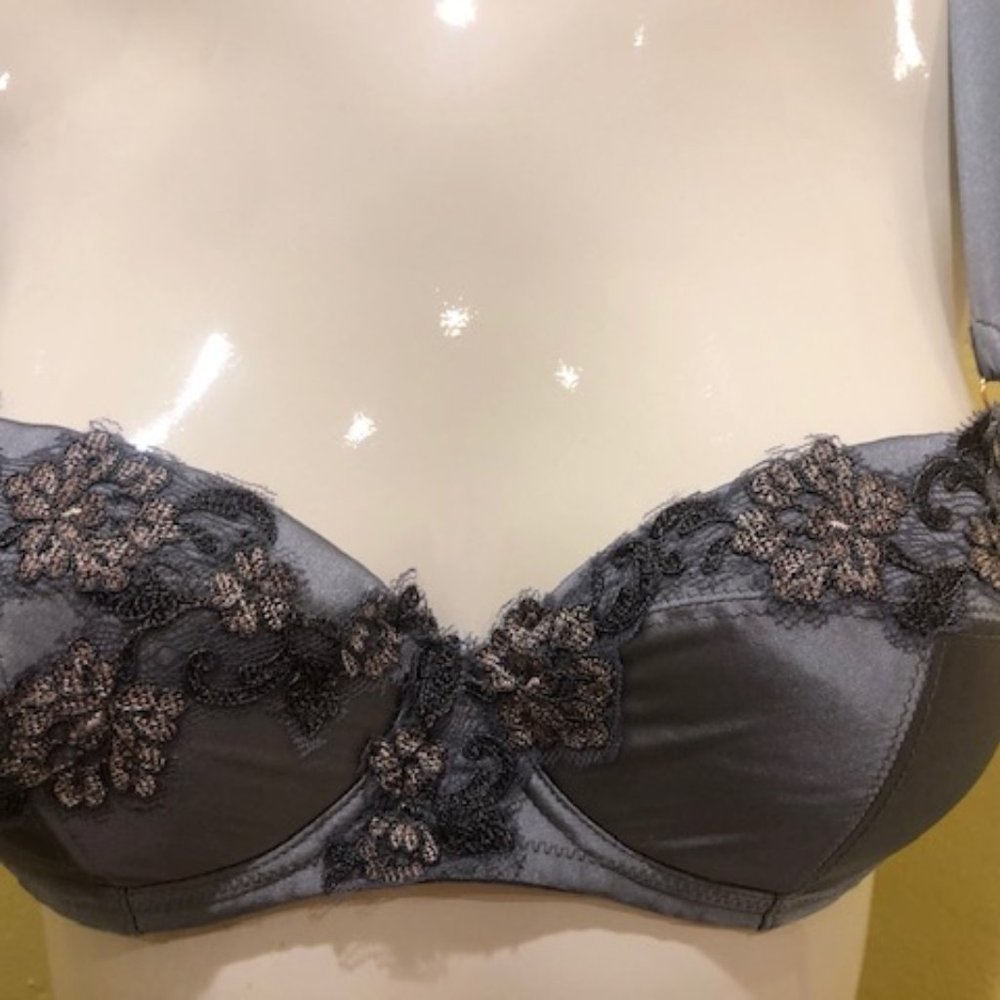 NWT Valery lingerie Silver satin bra with lace RG1